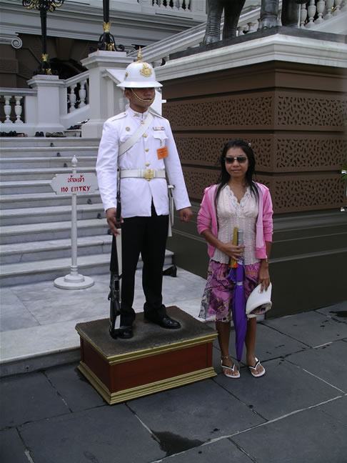 images/Grand_Palace-Chakri-Maha-Prasat-Hall-Guards.jpg