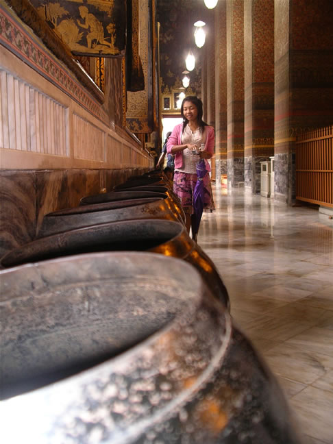 images/Wat-Pho-offering-bowls-Sissy-3.jpg