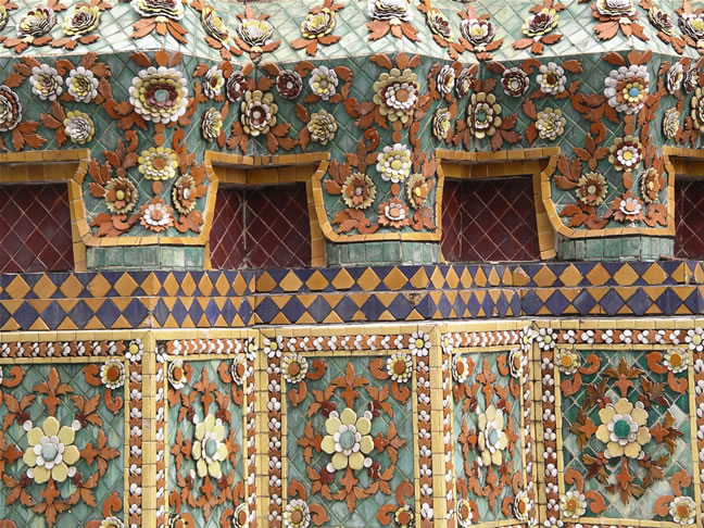 images/Wat-Pho-temples-tilework-2.jpg