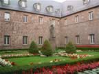Dabo-center-courtyard-1.jpg (118kb)