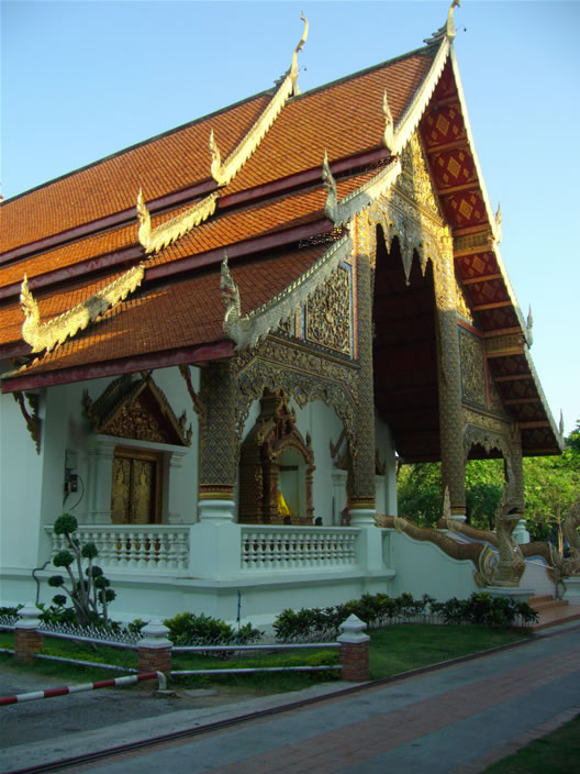 images/Wat-Pra-Singh-entrance-2.jpg