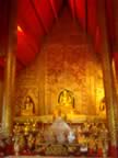 Wat-Pra-Singh-alter-2.jpg (93kb)